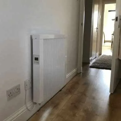 Compact electric radiator in an entrance hall